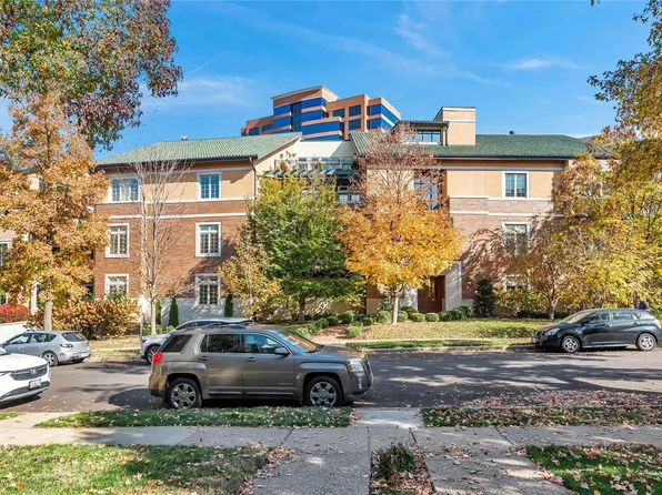 23 Brighton Way APT 300, Saint Louis, MO 63105