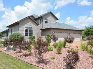 3320 W River Meadows Ct, Franklin, WI 53132