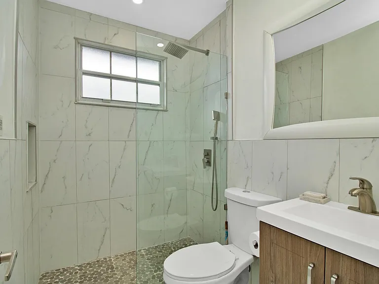 1031 SW 3rd St — Photo 8