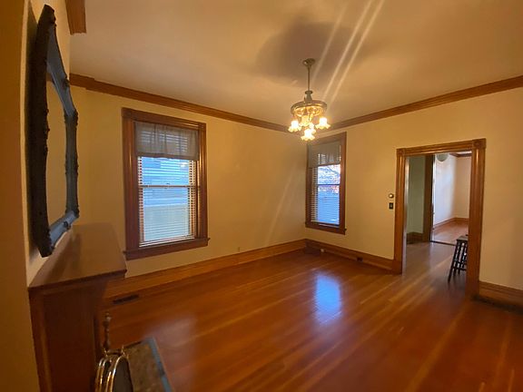 Big living room with working gas fireplace