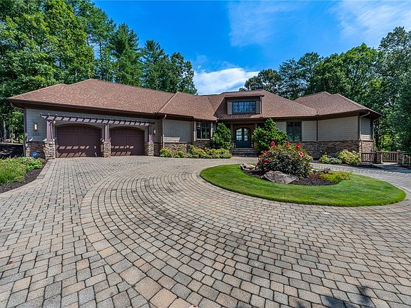 3rd image of 104 Sweetshrub Way