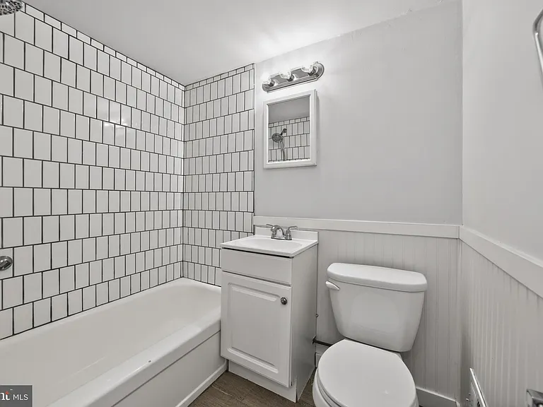202 Green St — Photo 17