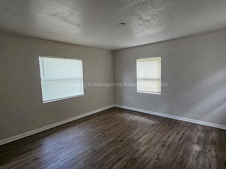 5474 N River Rd — Photo 29