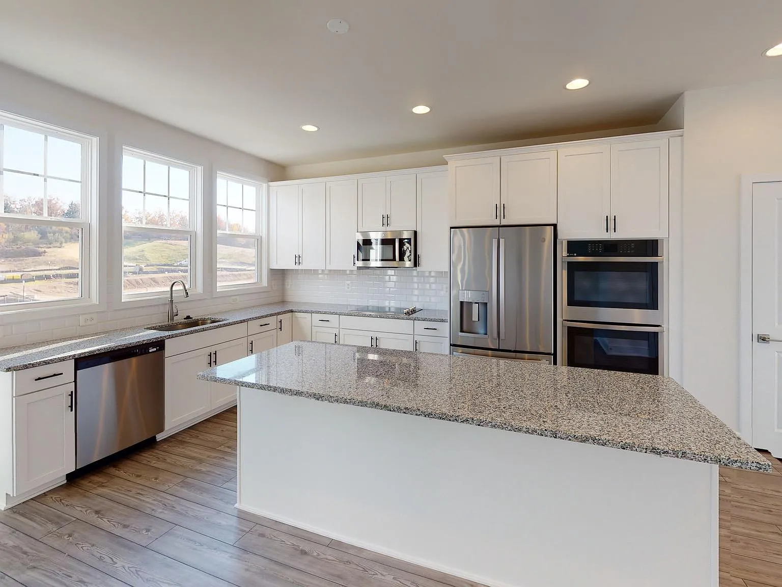 3 bed, 4.0 bath, 2215 sqft, $3,500 — Photo 4