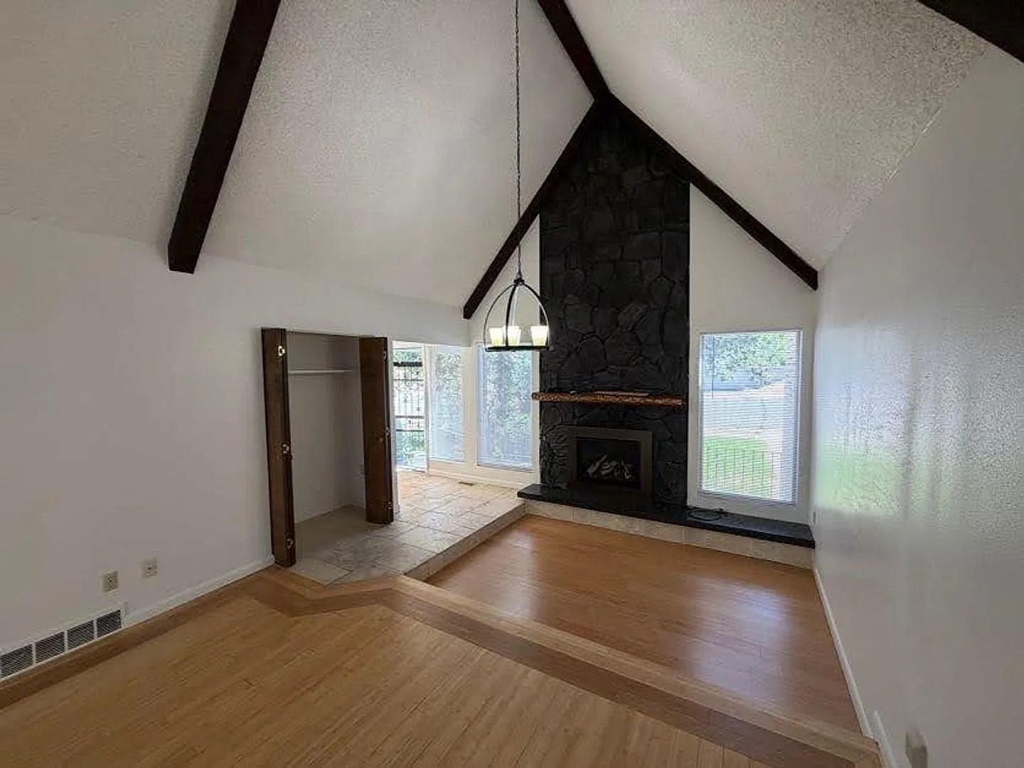 3 Bedroom Home with 2-Car Garage in Centerville — Photo 1