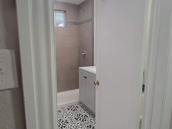 5th image of 995 S Lincoln St #5