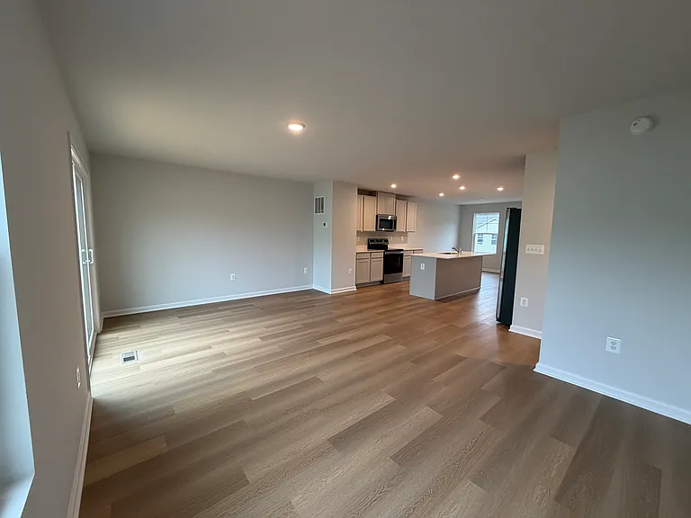 130 Saxon St — Photo 9