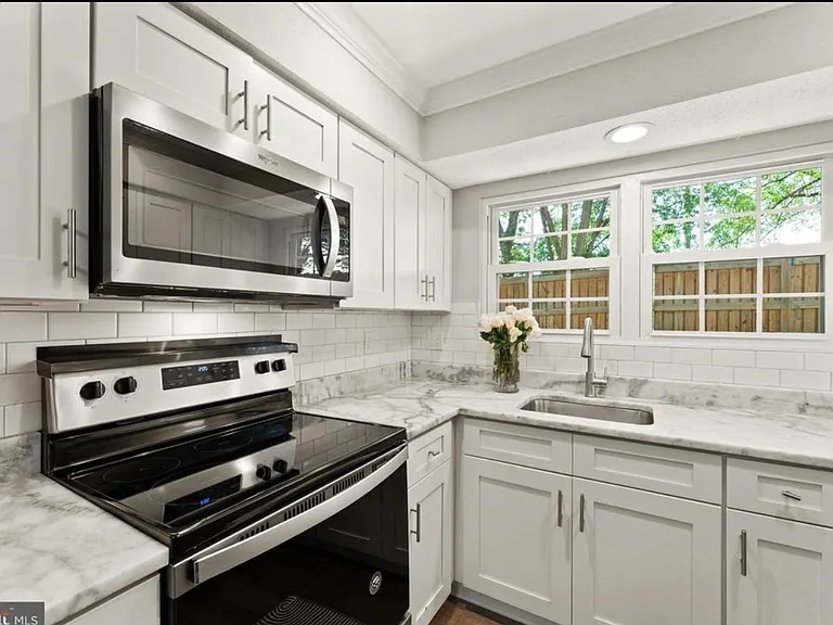 124 Fort Evans Rd SE #B — Photo 1