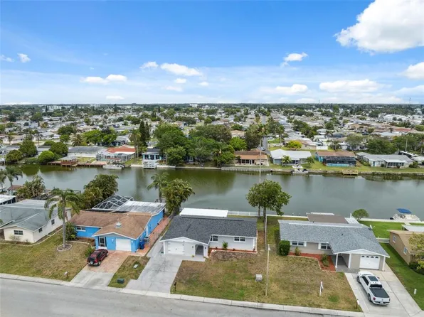 2252 Society Dr, Holiday, FL 34691