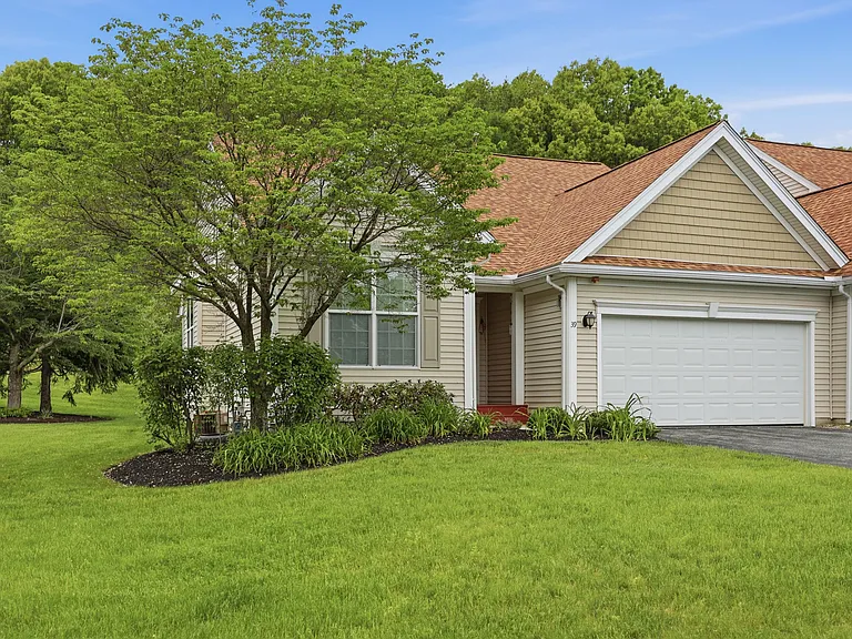 39 Brook Ln — Photo 1
