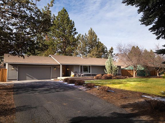 4th image of 20997 Greenmont Dr