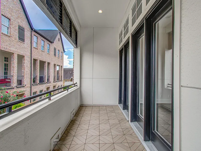 9532 London Bridge Sta — Photo 25
