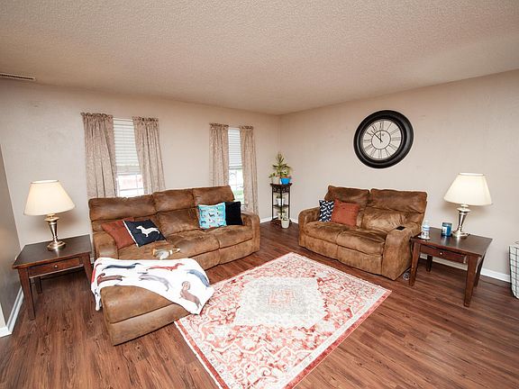 3rd image of 2727 Brewster Ln