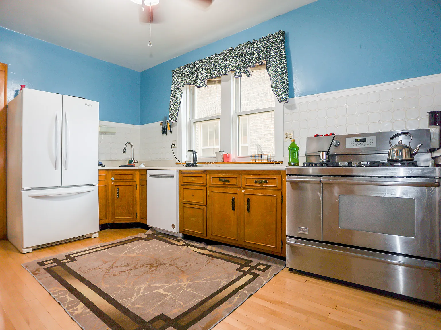 3 bed, 1200 sqft, $2,400 — Photo 1