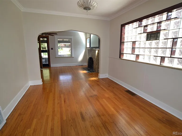 Dining room (without furniture.)