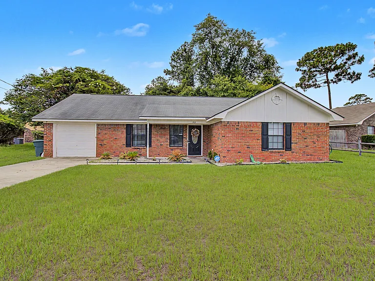 703 Woods Ct — Photo 1