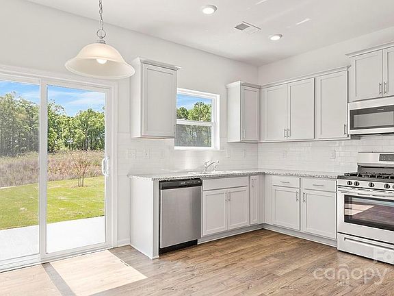 5th image of 608 Country Oak Dr