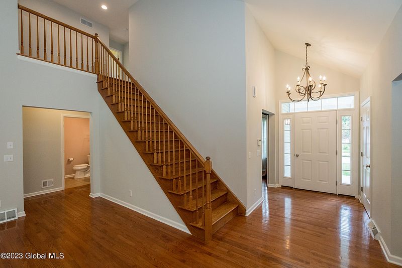 3rd image of 946 MacArthur Drive