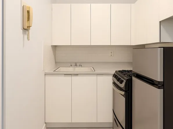 220 East 67th Street image 5 of 6