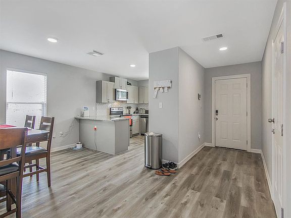 5th image of 218 N Texas St
