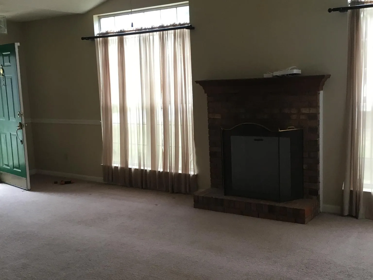 3 bed, 1350 sqft, $2,200 — Photo 4
