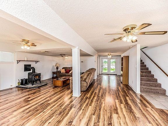 3rd image of 301 Lakeshore N