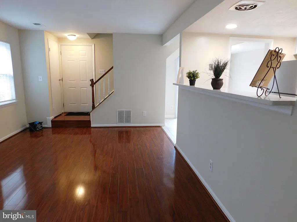 2 bed, 1.0 bath, 966 sqft, $2,025 — Photo 3