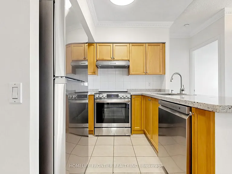 9017 Leslie St #LPH117 — Photo 5