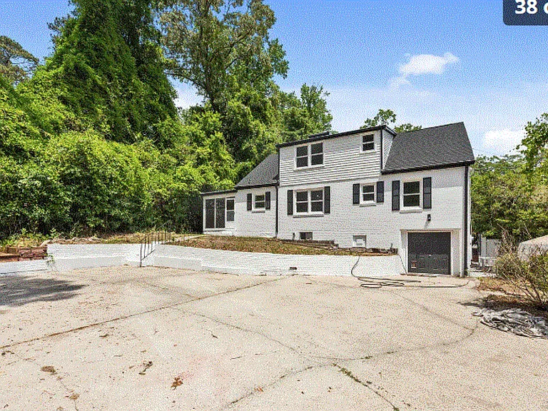 905 Riverside Dr — Photo 2