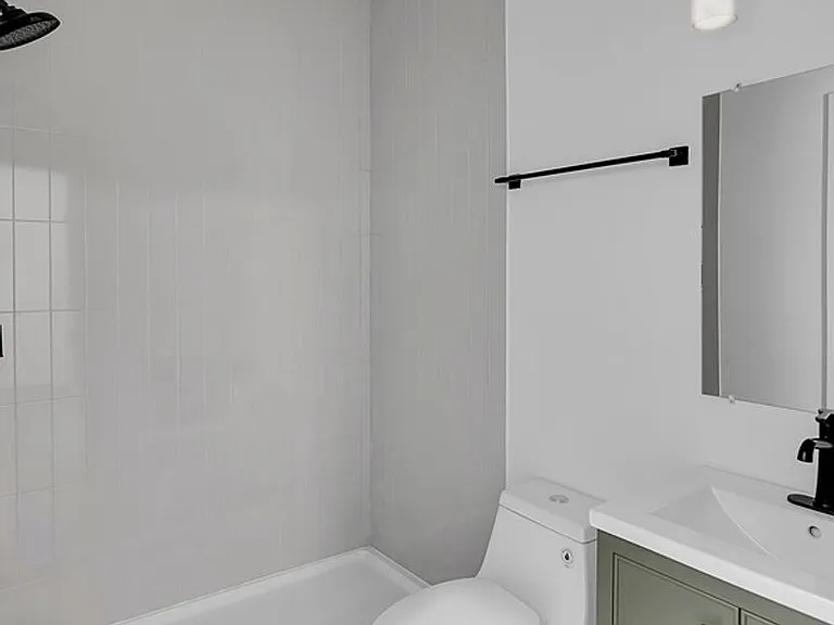 2400 Reuter Ave — Photo 11