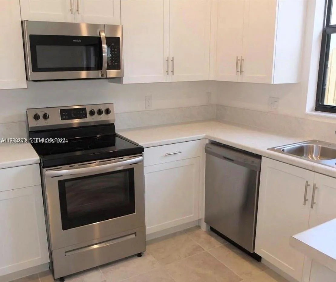 407 Ne 208th Ter - 407 Ne 208th Ter Miami, Fl 33179 — Photo 2