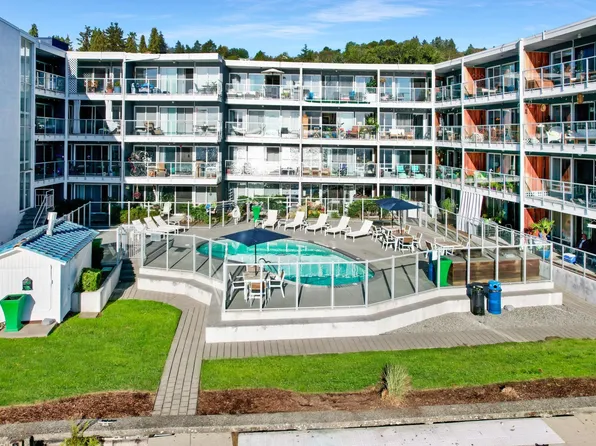 Lakefront on Washington