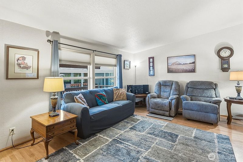 4th image of 333 Franklin Place