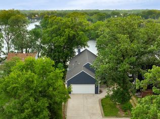 1601 W Medicine Lake Dr, Plymouth, MN 55441