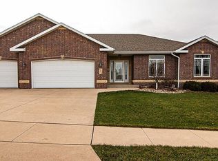 2273 Jo Ann Dr, Dubuque, IA 52002