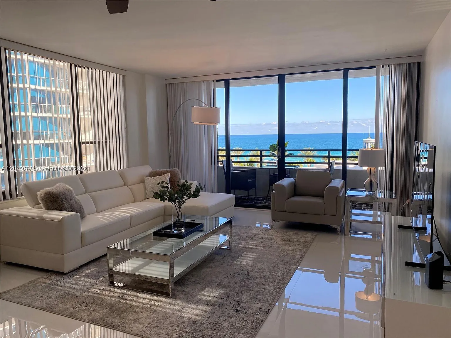 Alexander Towers Condo — Photo 3