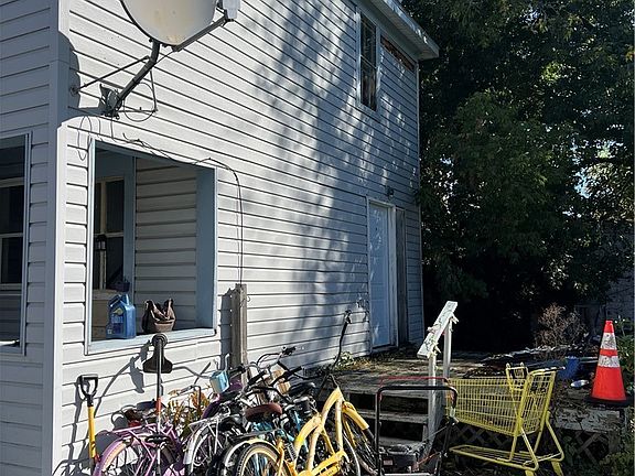 4th image of 914 Franklin St