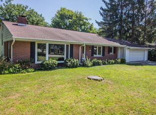 516 Green Bay Rd, Mequon, WI 53092