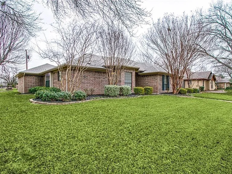249 Simmons Dr — Photo 3