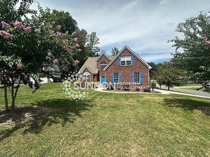 4 bed, 2.5 bath, 2285 sqft, $2,850 — Photo 2