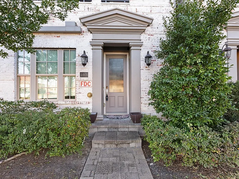 1005 Saint Charles St — Photo 3
