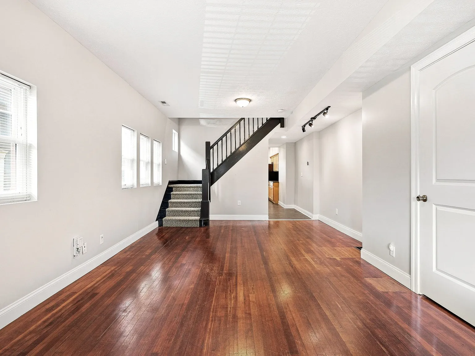 2 bed, 1.5 bath, 1200 sqft, $1,800 — Photo 4