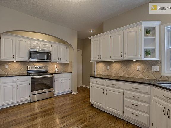 White & Bright Kitchen w/Granite & New SS Appliances!