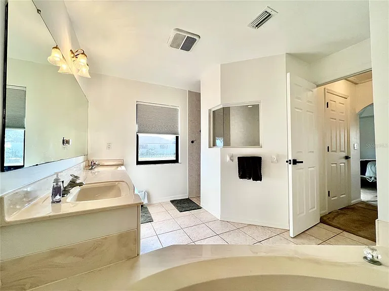 426 NW 37th Pl — Photo 25