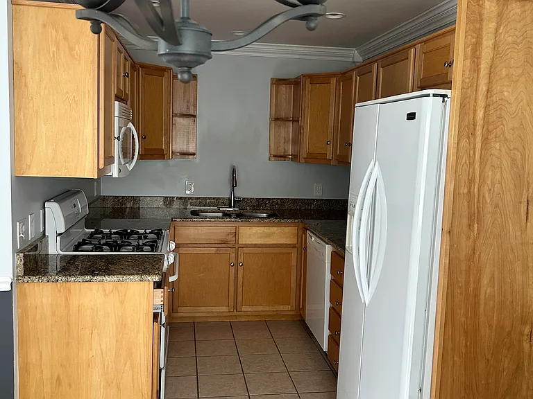 432 Howe St — Photo 15