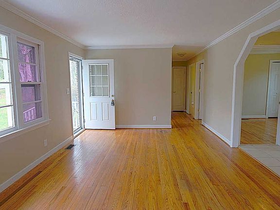 3rd image of 303 Parkview Dr