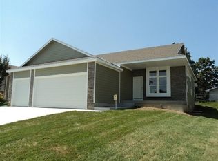 6821 Lacroix Dr, Lincoln, NE 68526