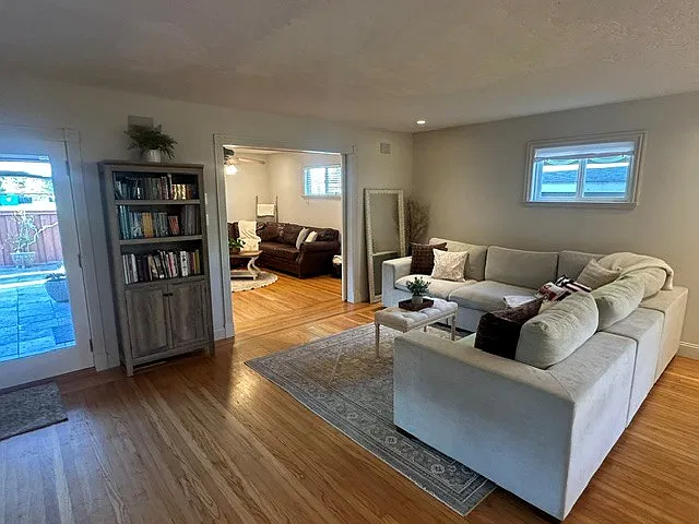 3 bed, 2.5 bath, 1801 sqft, $3,950 — Photo 2
