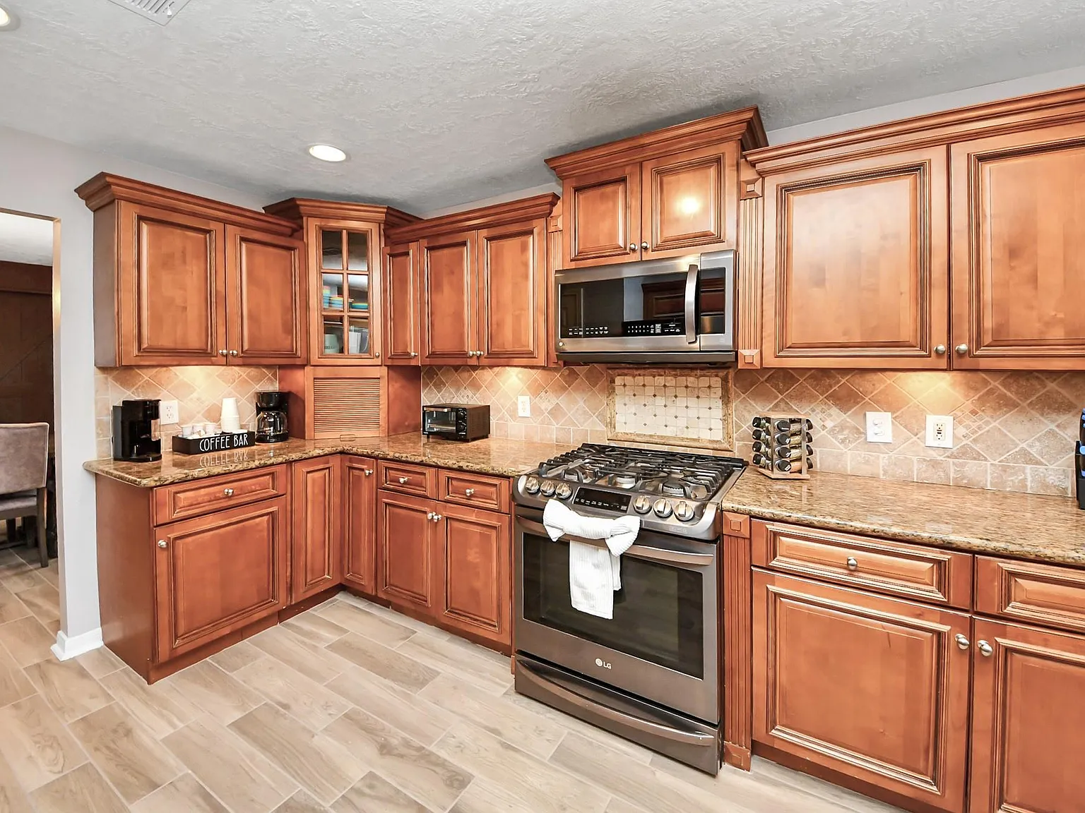 8 bed, 3.5 bath, 4062 sqft, $7,500 — Photo 4
