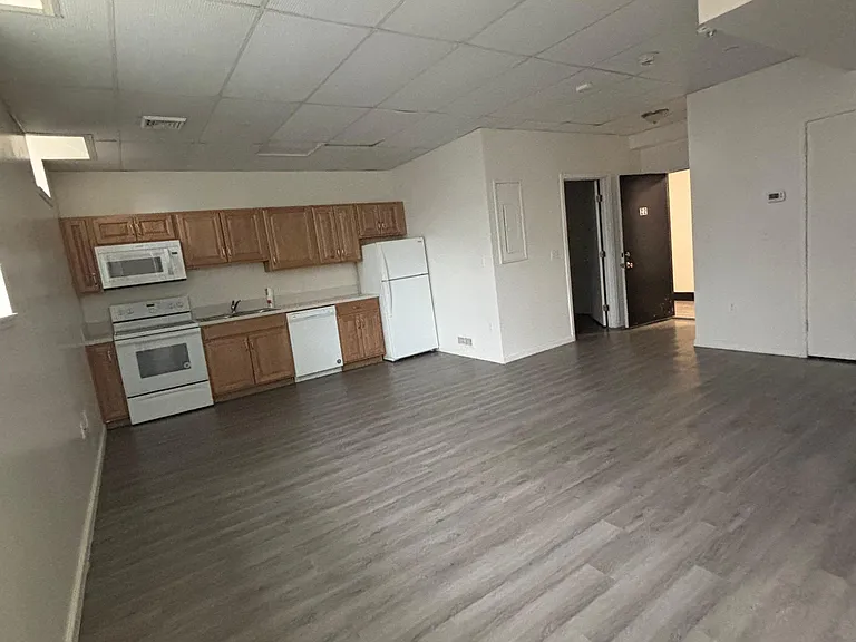 Grammery Court Apartments — Photo 33